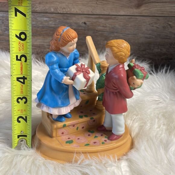 Avon Vintage 1984 Christmas Memories Figurine, Celebrating the Joy of Giving - Picture 15 of 15